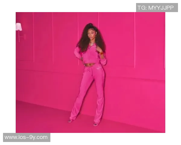 WNBA球星里斯炫耀新座驾芭比粉色与星空顶的完美结合