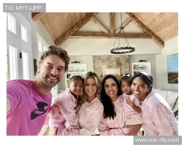 科嫂携大女儿娜塔莉亚共庆约内斯库生日三位美女同台展风采