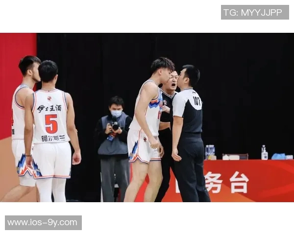 追梦与球迷争执裁判出面调解展现职业素养与冷静处理能力